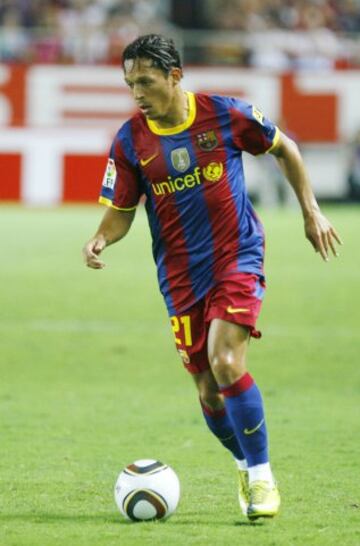 Jugó en el Sevilla entre 2004 y 2010. Ese año llegó al Barcelona, donde estuvo hasta 2016.