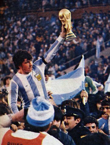 El gran capitán de la Argentina de 1978 marcó tendencia en el juego de medio campo. También jugó en España 1982. 