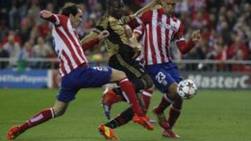 Godín y Miranda frenan a Balotelli durante el partido del Calderón.