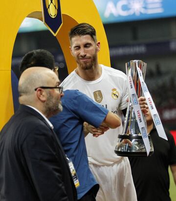 Sergio Ramos levante el trofeo de la Internacional Champions Cup 2015 en China.