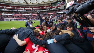 La afici&oacute;n del Atl&eacute;tico volcada con el f&uacute;tbol femenino.