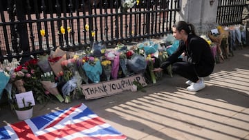 A mourner brings flowers to Buckingham Palace after it was announced that Britain&#039;s Prince Philip, husband of Queen Elizabeth, has died at the age of 99, in London, Britain, April 9, 2021. REUTERS/Hannah McKay