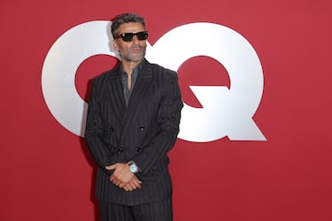 Oscar Isaac posa en la alfombra roja de la gala 'Hombres del año 2025' de GQ en Los Ángeles.