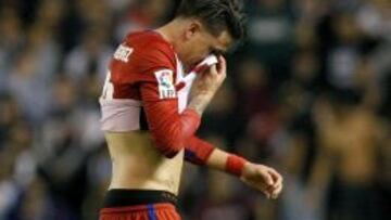 El defensa uruguayo del Atl&eacute;tico de Madrid Jos&eacute; Mar&iacute;a Gim&eacute;nez abandona el terreno de juego desconsolado. 