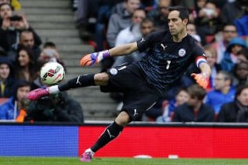 ARQUERO | Claudio Bravo es el actual capitán de la Roja, que ha disputado 85 partidos con la camiseta nacional. Va por su cuarta Copa América.