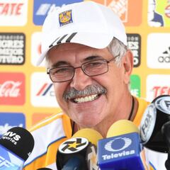 Ferretti ironiza: "'El Piojo' es mi ídolo; dirige un equipo y ya está con otro"