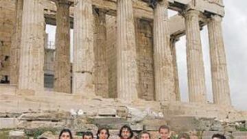 <b>HISTÓRICOS. </b>La plantilla del Sevilla al completo visitó ayer el Partenón de Atenas.