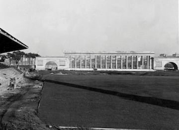 Un elemento singular era la larga columnata con arcadas a modo de fachada que enfrentaba la playa de Riazor, las conocidas como “puertas olímpicas”