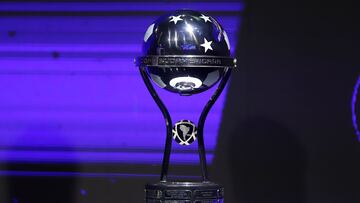 Trofeo de la Copa Sudamericana.