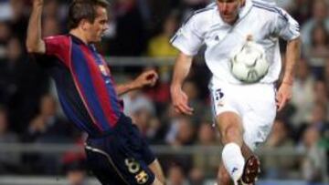 <b>GOLAZO. </b>Cocu no pudo evitar el gol de vaselina de Zidane a Bonano en 2002.