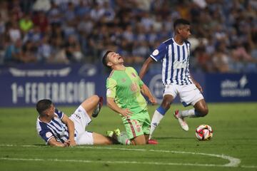 Josiel se lleva un balón ante Manu Molina.