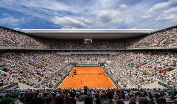 Una de las grandes mecas del deporte. Sobre todo, para el espa?ol, con Rafa Nadal como 14 veces ganador sobre la arcilla parisina. Roland Garros, como no pod¨ªa ser de otra forma, acoger¨¢ el tenis en los Juegos. Se utilizar¨¢n dos de las 18 pistas con las que cuenta en sus 12 hect¨¢reas, la Suzanne Lenglen y la Philippe Chatrier, en la que tambi¨¦n se celebrar¨¢n los eventos de boxeo. Con capacidad para 34.000 espectadores, lleva acumulando momentos legendarios desde 1928, cuando se construy¨® para la defensa del t¨ªtulo franc¨¦s en la Copa Davis de ese a?o.