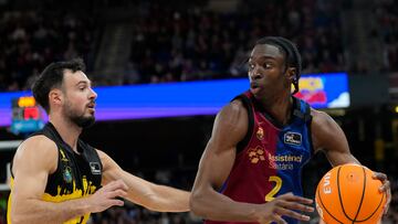 El escolta del Barcelona Dame Sarr (d) controla la pelota ante la oposición de Lluis Costa (i), del Tenerife, durante el partido de Liga Endesa.