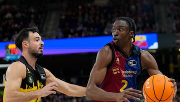 GRAF2151. BARCELONA, 09/03/2025.- El escolta del Barcelona Dame Sarr (d) controla la pelota ante la oposición de Lluis Costa (i), del Tenerife, durante el partido de Liga Endesa disputado este domingo en el Palau Blaugrana. EFE/Alejandro Garcia