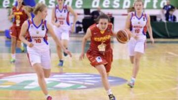 Paloma González, con el balón en partido ante Rusia.