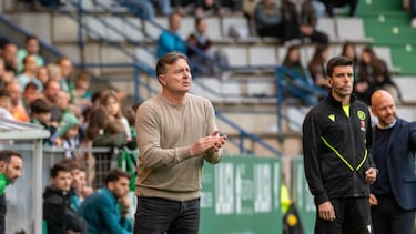 Cambio de cromos en el banquillo: se va Luis César y llega Parralo