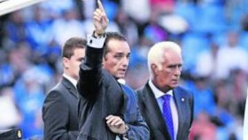 <b>SEÑALA EL CAMINO. </b>Oltra, en el partido del pasado sábado ante el Málaga.