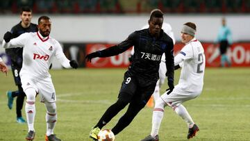 Soccer Football - Europa League Round of 32 Second Leg - Lokomotiv Moscow vs OGC Nice - RZD Arena, Moscow, Russia - February 22, 2018   Nice&#039;s Mario Balotelli in action with Lokomotiv Moscow&rsquo;s Igor Denisov and Manuel Fernandes    REUTERS/Sergei