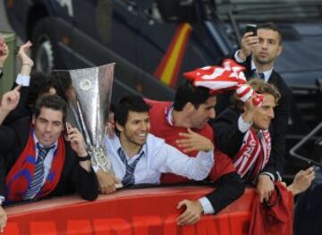 Los jugadores del Atlético celebran junto a Sergio Agüero la Europa League de 2010.