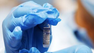 Makati (Philippines), 04/05/2021.- A Filipino health worker holds a vial of a Russian Sputnik V COVID-19 vaccine inside inside a gymnasium in Makati, Metro Manila, Philippines, 04 May 2021. The Philippine health department began a simultaneous vaccination of the initial 15,000 Sputnik V doses covering members of the healthcare sector, senior citizens, and persons with comorbidities. (Filipinas, Rusia) EFE/EPA/FRANCIS R. MALASIG