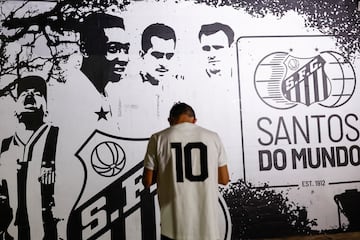 Un aficionado de Santos rindiendo homenaje a Pelé.