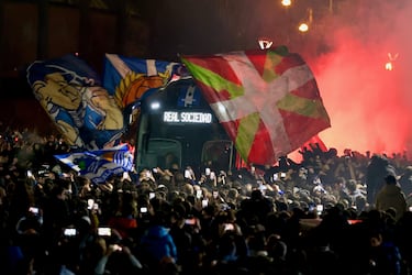 Impresionante recibimiento de la afición Txuri-urdin a su equipo antes de enfrentarse al Real Madrid en Copa.