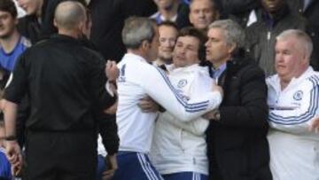 Mourinho y Rui Faria, en el encuentro en el que fue sancionado el primer t&eacute;cnico del Chelsea.
