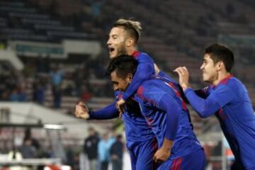 El jugador de Universidad de Chile, Gaston Fernandez celebra su gol contra San Luis durante el partido amistoso en el estadio Nacional de Santiago, Chile.