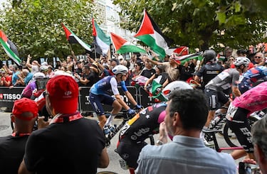 Equipe de ciclismo Israel em ação durante uma corrida.