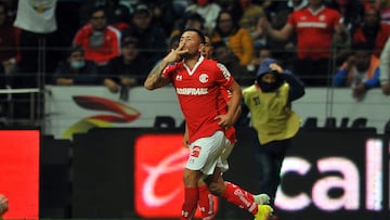 MEX3668. TOLUCA (MÉXICO), 10/09/2022.- Jean Meneses del Toluca celebra un gol anotado a Pumas hoy, durante un partido de la jornada 14 del Torneo Apertura 2022 del fútbol mexicano realizado en el estadio Nemesio Diez en la ciudad de Toluca, (México). EFE/Alex Cruz
