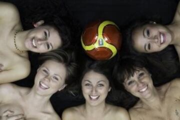 Un grupo de árbitras italianas se han unido para recaudar fondos para la asociación femenina de arbitraje de San Giovanni Valdarno con un calendario muy sensual. 