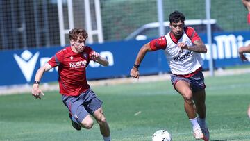 Iker Benito, junto a Víctor Muñoz, durante un entrenamiento.