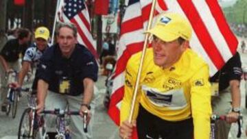 Weisel, con camisa, pedalea tras Armstrong en el 2000.