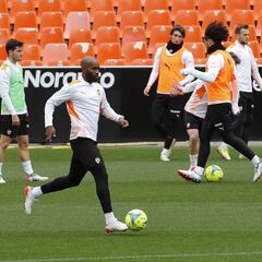 Foulquier se lesiona y deja a Piccini como único lateral derecho