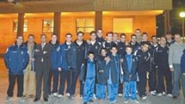 <b>MANIFESTACIÓN. </b>El equipo del Móstoles a las puertas del Ayuntamiento.