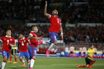 Fútbol, Chile v Colombia.
Eliminatorias mundial Rusia 2018. 
El jugador de Chile Arturo Vidal, centro, celebra su gol contra Colombia durante el partido por eliminatorias para el mundial de Rusia 2018 en el estadio Nacional. 