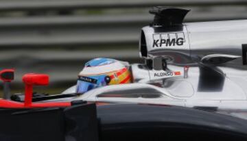 Habían pasado pocos minutos de las nueve de la mañana cuando Fernando Alonso se ponía a los mandos del McLaren-Honda y completaba su vuelta de instalación sin problemas.



