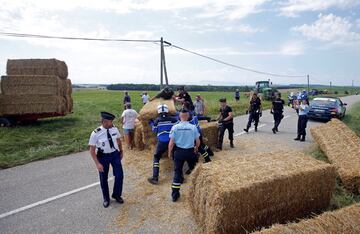 Duras protestas de los agricultores franceses, que usaron gases lacrimógenos, durante la decimosexta etapa de la ronda francesa entre las localidades de Carcasona y Bagnères-de-Luchon.