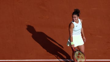 Tennis - French Open - Roland Garros, Paris, France - June 6, 2024 Italy's Jasmine Paolini celebrates winning her semi final match against Russia's Mirra Andreeva REUTERS/Yves Herman