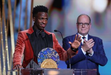 Vinicius recibe el Trofeo S車crates. Este galard車n, creado en 2022, reconoce a los futbolistas que emprenden diferentes acciones solidarias, y en su segunda edici車n, el galard車n ha reca赤do en el extremo madridista que, a trav谷s del Instituto Vini, ayuda a centenares de ni?os desfavorecidos en su R赤o de Janeiro natal y zonas lim赤trofes.