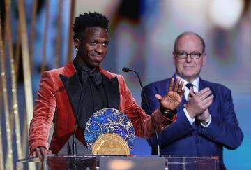 Vinicius recibe el Trofeo Sócrates. Este galardón, creado en 2022, reconoce a los futbolistas que emprenden diferentes acciones solidarias, y en su segunda edición, el galardón ha recaído en el extremo madridista que, a través del Instituto Vini, ayuda a centenares de niños desfavorecidos en su Río de Janeiro natal y zonas limítrofes.