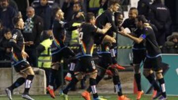 Los jugadores del Rayo felicitan a Manucho.