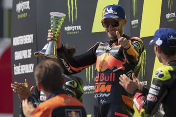 El año más loco de la historia de MotoGP deparó también la explosión de KTM. La primera victoria en la clase reina para la fábrica austriaca llegó de la mano de Brad Binder. Sucedió en la tercera cita de la temporada, la de Brno, y no fue la única, porque Miguel Oliveira también la consiguió en Austria 2 y en Portimao. Además, Pol se convirtió en un clásico del podio con cinco apariciones, todas ellas como tercer clasificado. 