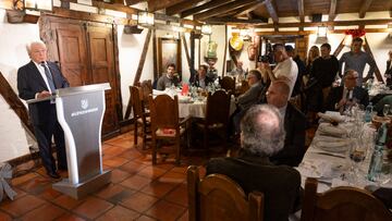 Enrique Cerezo atiende a los medios en la Posada de la Villa.