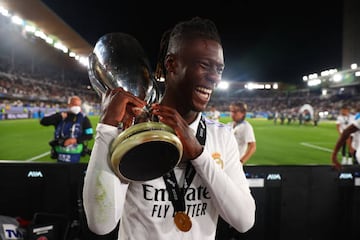 Camavinga, con la Supercopa ganada por el Real Madrid.