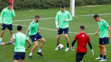 Los jugadores del Athletic Club realizan un rondo entre ellos Iñigo Martinez (i) y Ander Herrera, (d) este miércoles en el entreno donde el equipo bilbaíno recibirá el domingo al Espanyol con el objetivo de lograr una victoria que le colocaría con 10 puntos y, además de afianzar su posición en la zona de Liga de Campeones, le permitiría igualar el mejor arranque liguero en los últimos 29 años.EFE/Luis Tejido
