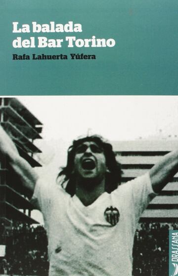 Leer “La Balada del Bar Torino” supone un reencuentro continuo con esa persona que deseaste siempre ser, la que siempre aspiras a ser. Nunca es tarde, dicen. Pero el camino siempre es más llevadero cuando tu referente, tu héroe, tu padre, te lleva de la mano. Cualquier valencianista se emocionará recordando los goles de Kempes, las Ligas de Benítez, la historia fundacional del club, la Copa del 79. Cualquier futbolero se emocionará por la nostalgia de recordar liturgias, costumbres, hábitos de vida al acudir al estadio. Cualquier persona se emocionará, mientras repasa la historia de Lahuerta y su progenitor, al recordar a su propio padre, a esa persona que forjó su carácter a fuego y a la que nunca podrá olvidar. (Paco Polit)