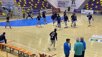 Los jugadores del Trops Málaga de balonmano calientan antes de un partido.