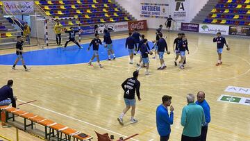 Los jugadores del Trops M&aacute;laga de balonmano calientan antes de un partido.