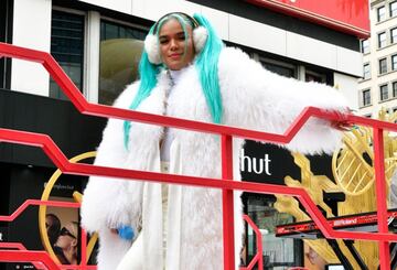 Con un look bastante similar al de Hatsune Miku, Karol G se apoderó del desfile de Macy's para interpretar su inigualable éxito, 'Tusa'.